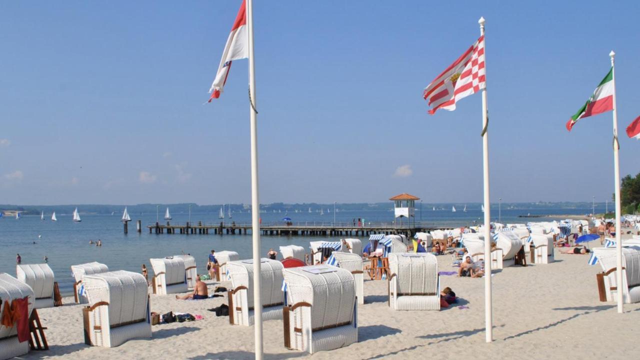 Strandblick Mit Strandkorb & Fahrraedern Gluecksburg Luaran gambar